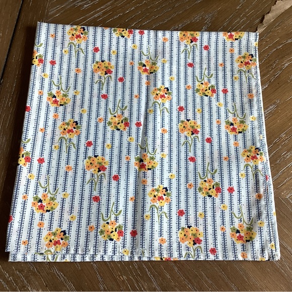 Set of Fout Large Multicolor Cloth Napkins - Picture 3 of 4